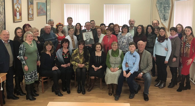 Велика родина шанувальників  творчості Левка Крупи